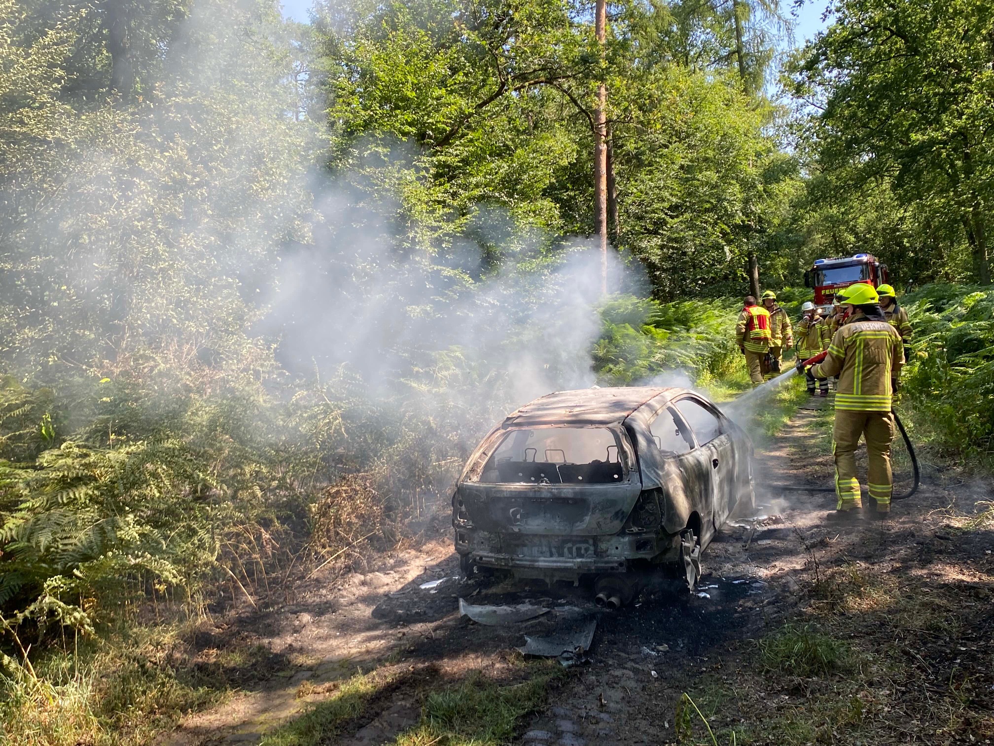 Einsatz%202026-07-15%20Fahrzeugbrand%20Leese%20Forst%20%283%29